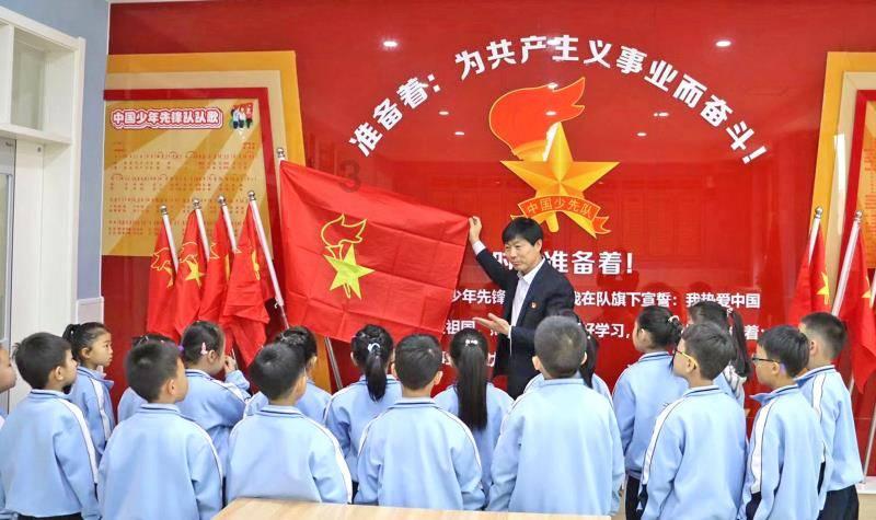 法国政坛兴起“英雄出少年”？